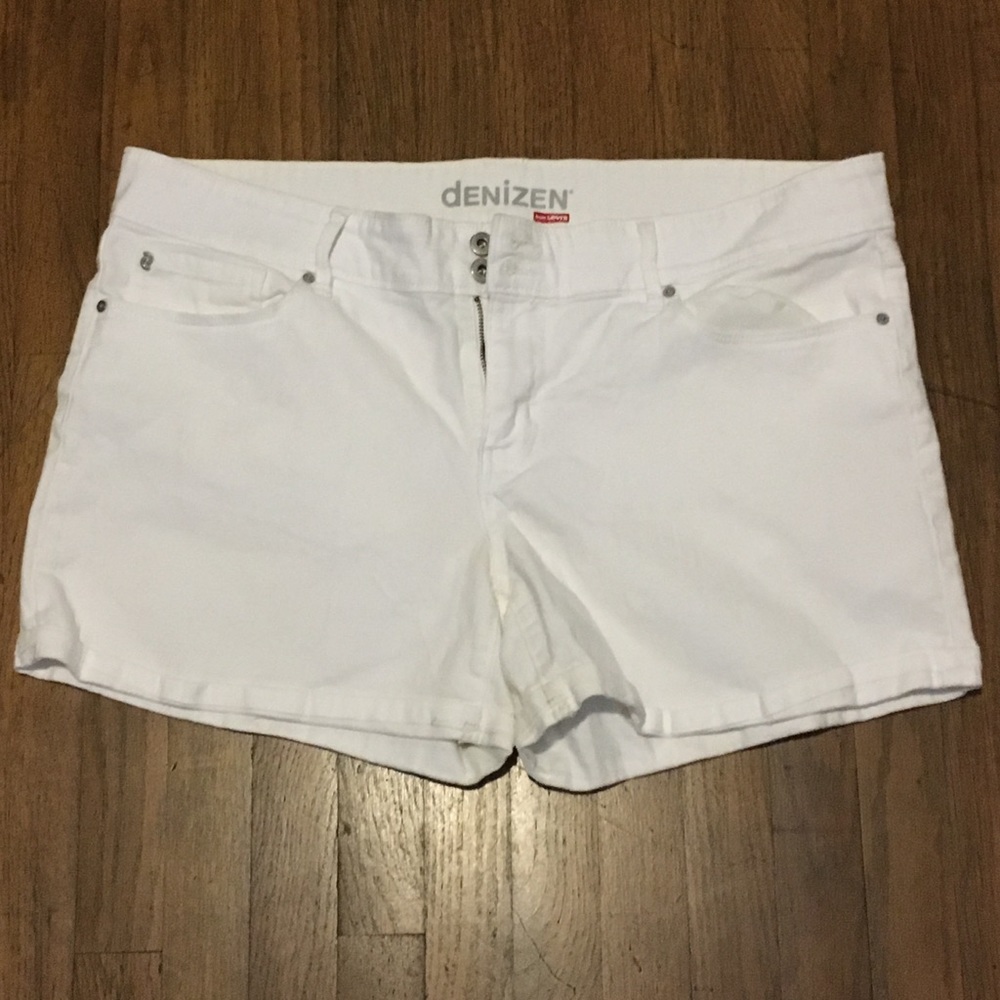 White Levi’s Shorts Sz 16